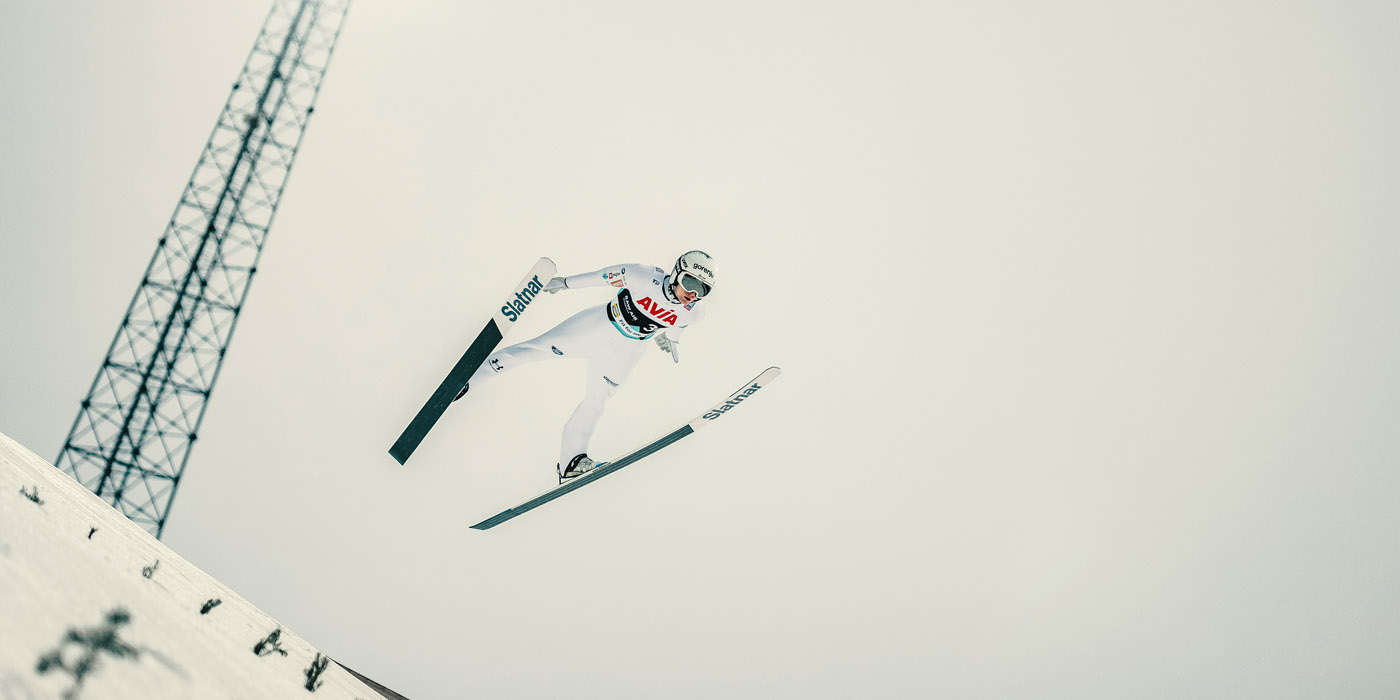 Skispringer in der Luft