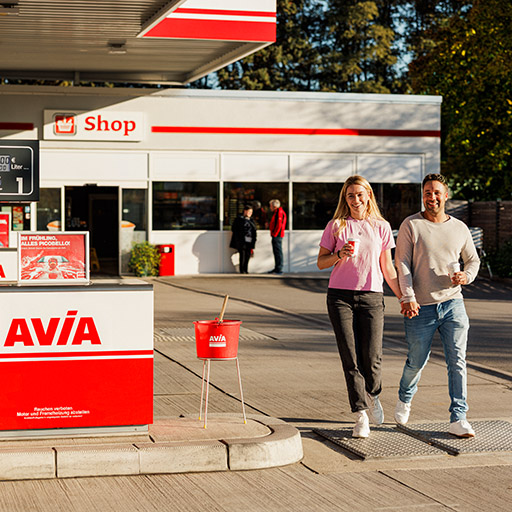 Pärchen an Tankstelle